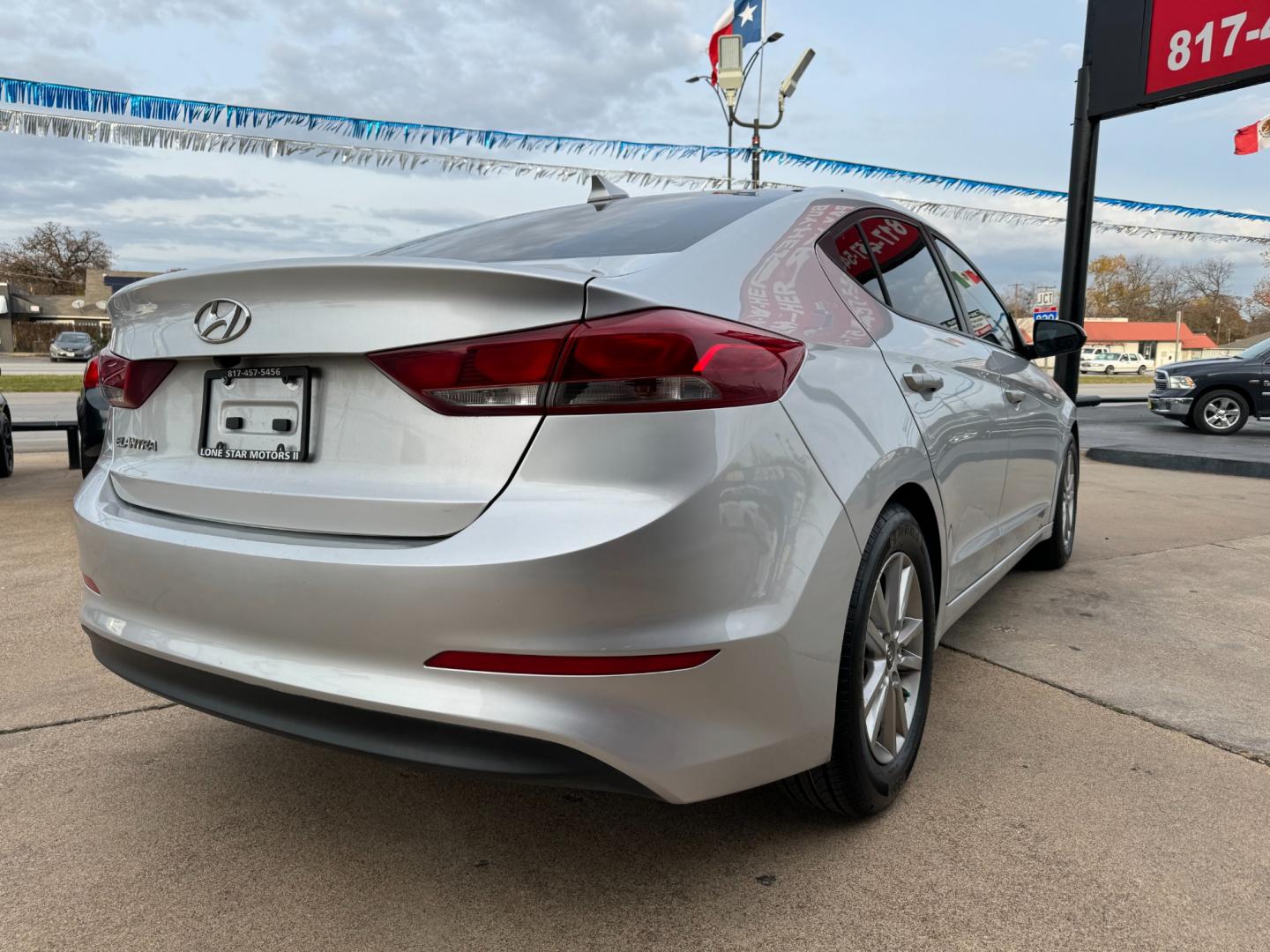 2018 SILVER /Gray HYUNDAI ELANTRA Limited 4dr Sedan (5NPD84LF7JH) with an 2.0L I4 engine, Automatic 6-Speed transmission, located at 5900 E. Lancaster Ave., Fort Worth, TX, 76112, (817) 457-5456, 0.000000, 0.000000 - This is a 2018 Hyundai Elantra Limited 4dr Sedan that is in excellent condition. There are no dents or scratches. The interior is clean with no rips or tears or stains. All power windows, door locks and seats. Ice cold AC for those hot Texas summer days. It is equipped with a CD player, AM/FM radio, - Photo#3